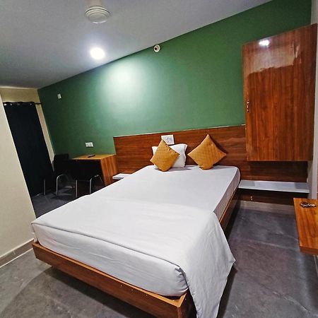 גולבארגה Udupi Deluxe Lodge Gulbarga מראה חיצוני תמונה