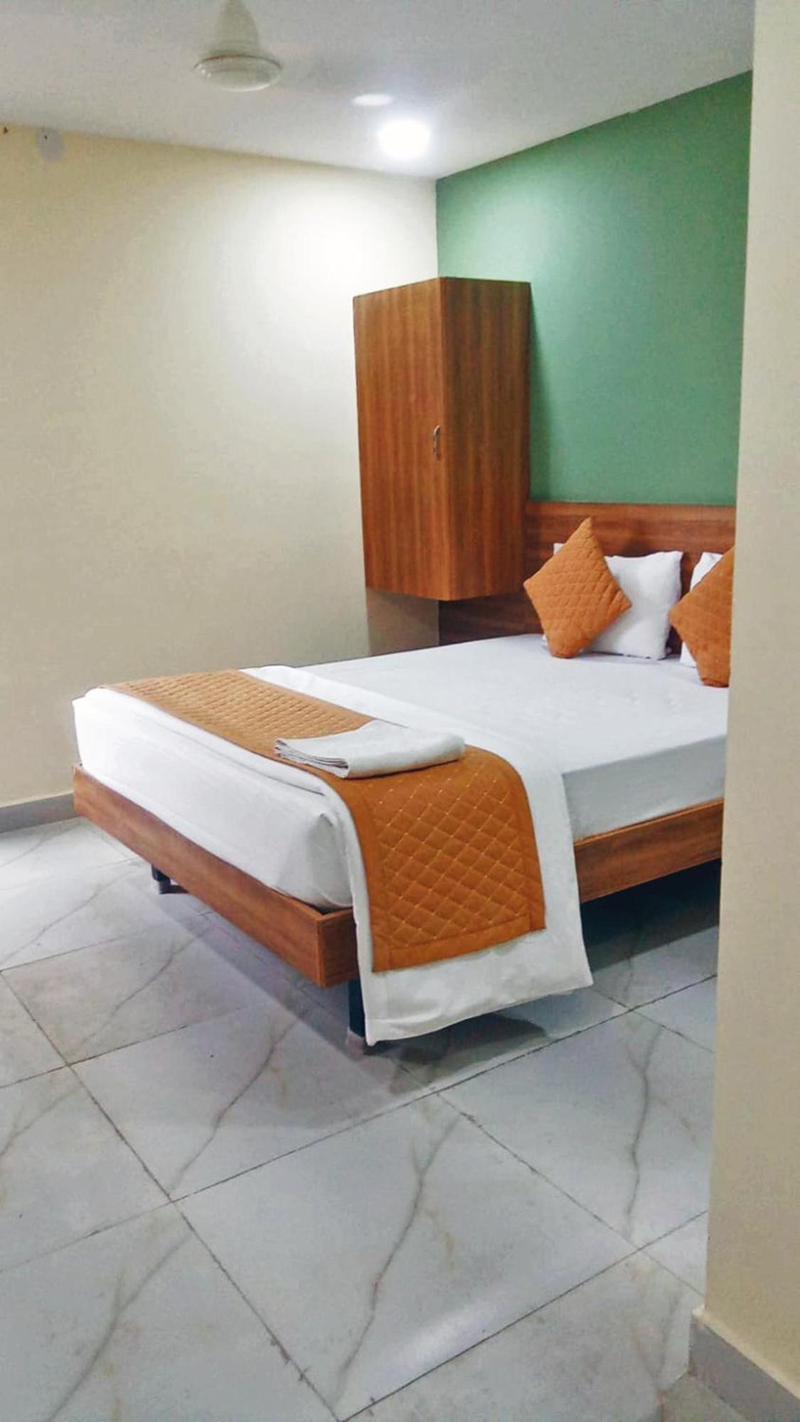 גולבארגה Udupi Deluxe Lodge Gulbarga מראה חיצוני תמונה