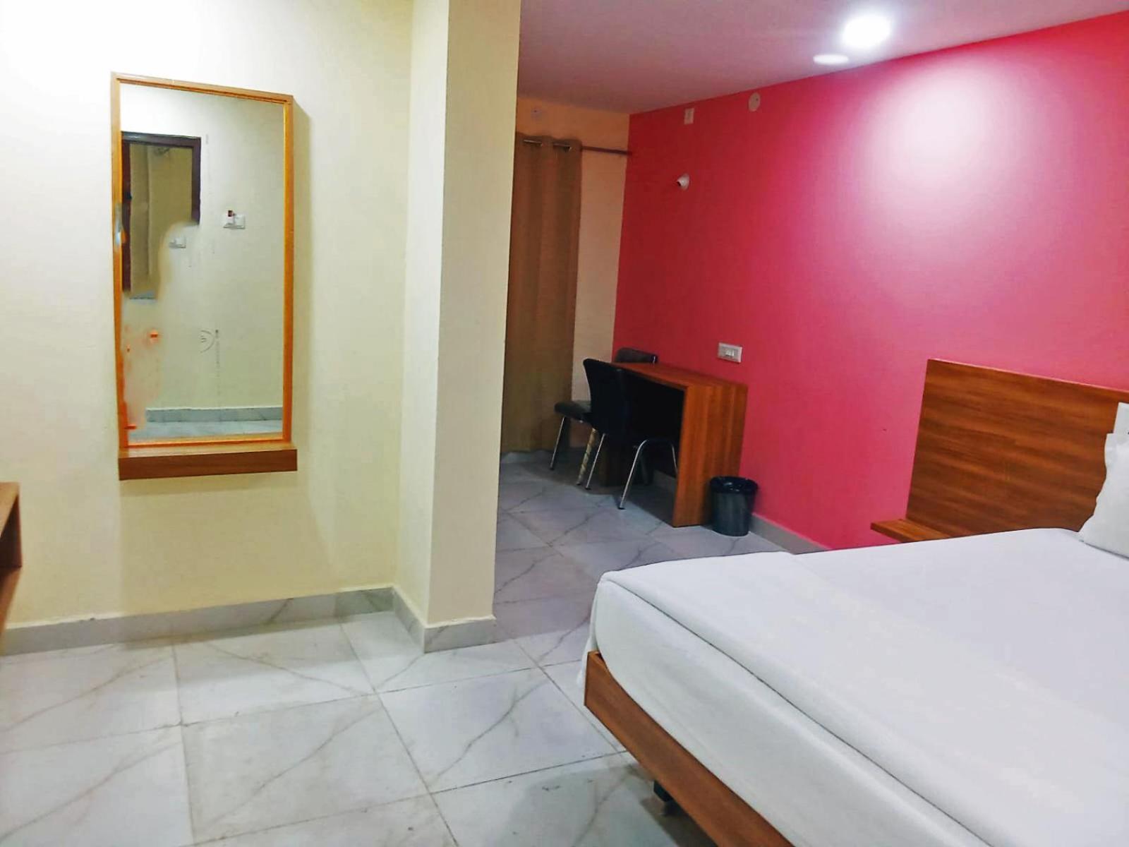 גולבארגה Udupi Deluxe Lodge Gulbarga מראה חיצוני תמונה