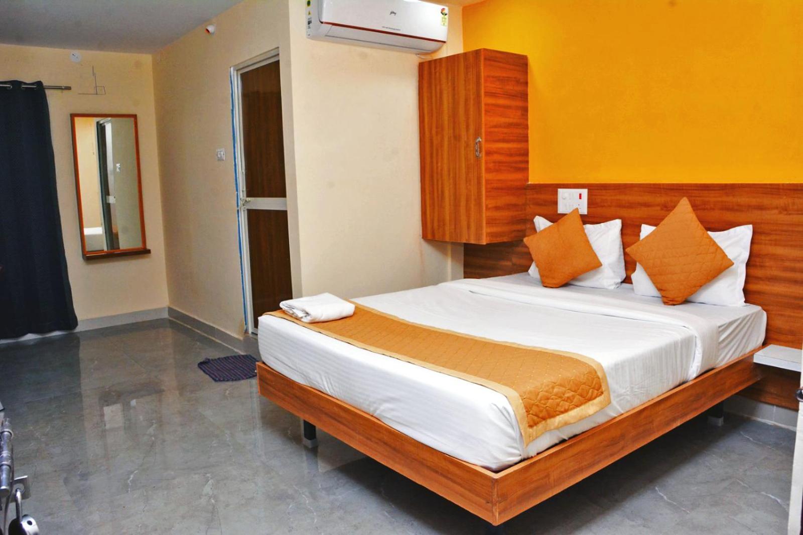 גולבארגה Udupi Deluxe Lodge Gulbarga מראה חיצוני תמונה