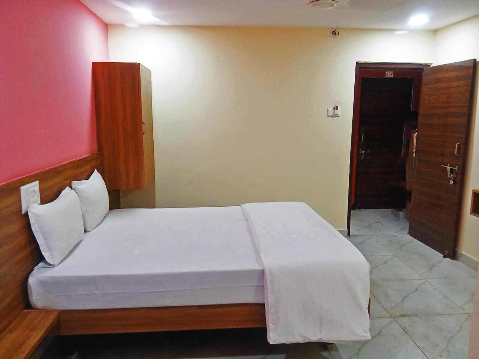 גולבארגה Udupi Deluxe Lodge Gulbarga מראה חיצוני תמונה