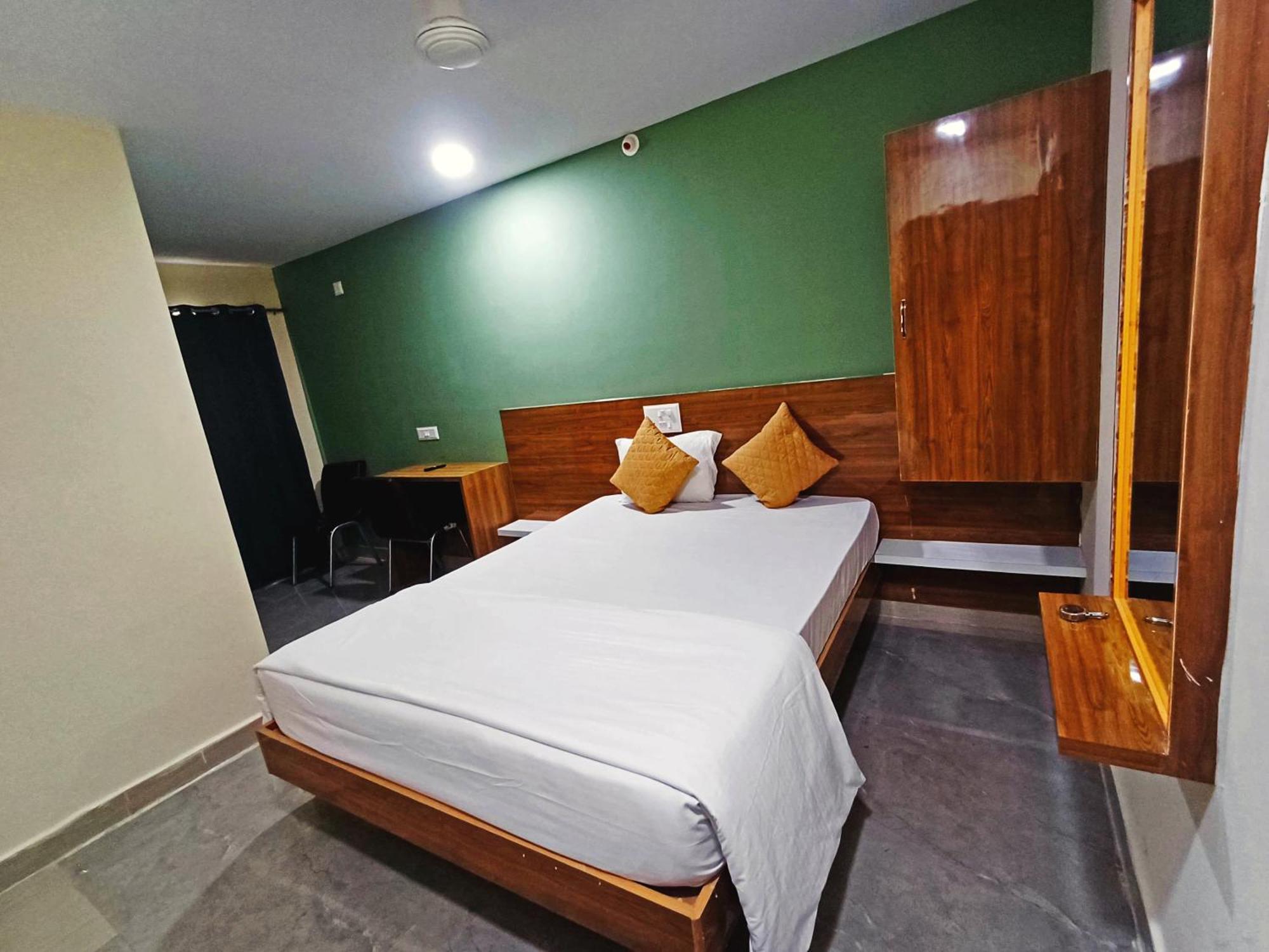 גולבארגה Udupi Deluxe Lodge Gulbarga מראה חיצוני תמונה